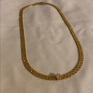 Elegant Gold Necklace with Accent